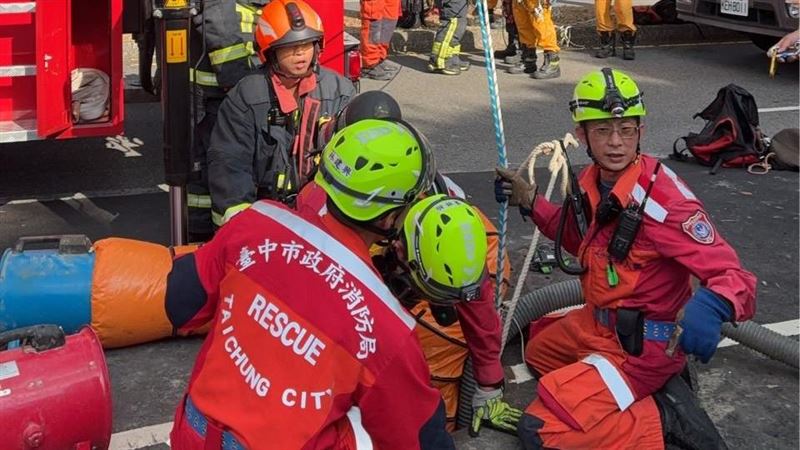 台中豐原5下水道工人疑似墜落8公尺地下管道。(圖/翻攝畫面)