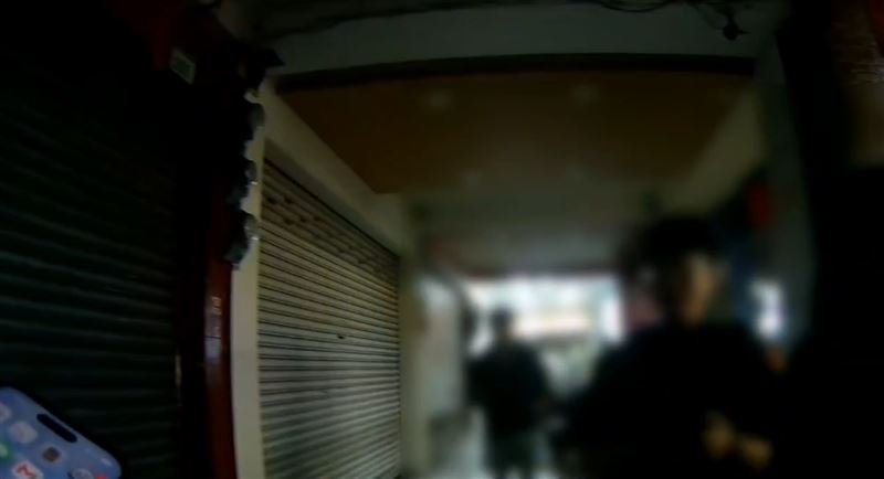 女童沒追到媽媽的車，蹲在街角哭泣，員警獲報到場。（圖／翻攝畫面）