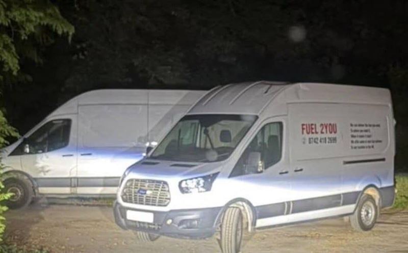 英國警方接獲通報,在3輛廂型車內發現爆裂物。(圖/翻攝自X平台 @MarioNawfal)