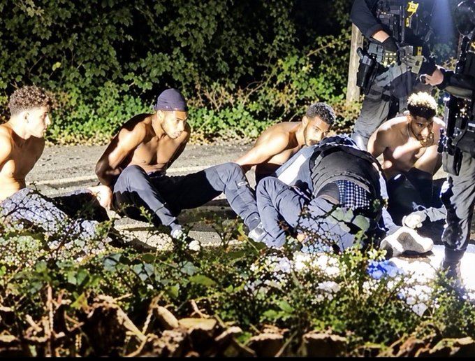 英國警方公開在皇家空軍費爾福德基地附近被捕的五名男子的照片。(圖/翻攝自X平台 @MarioNawfal)