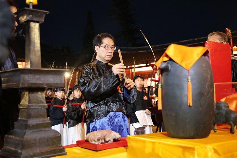 台南市9/28舉辦祭孔典禮,黃偉哲擔任正獻官,依循古禮進行各項儀式,表達對孔子及師道精神的敬意。(圖/台南市政府)