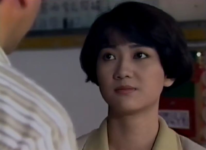 《我們這一班》1993年開播,首季由華視女星王玉玲飾演國中導師「葉雲」。(圖/翻攝自YouTube)