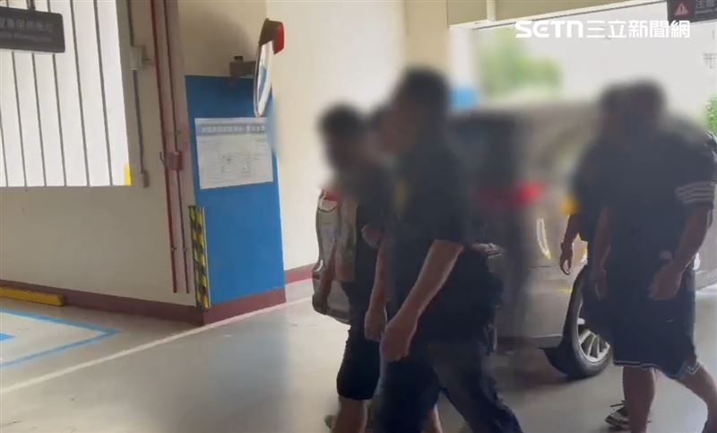 3名兇嫌自知難逃法網,前往鳳山分局到案;接近下午1時許,警方拘提第4位嫌犯、45歲吳姓男子到案。(圖/翻攝畫面)