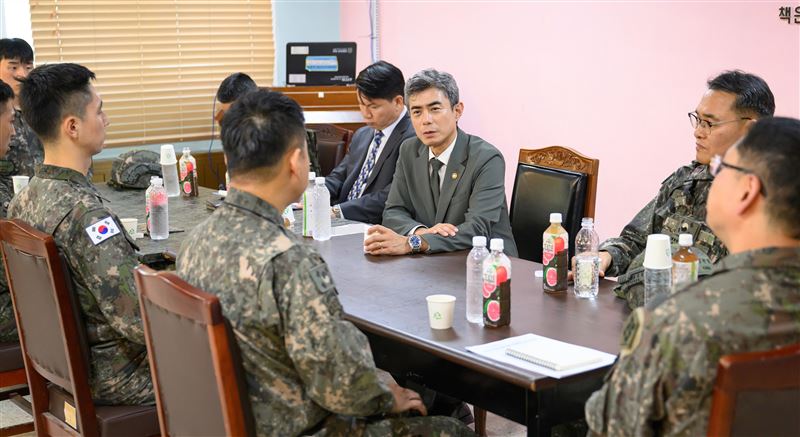 南韓國防部長姜信哲赴國軍首都醫院慰問受傷官兵,並到陸軍第25步兵師訪問。(圖/翻攝自X平台 @ROK_MND)