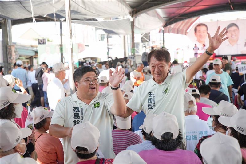 民進黨嘉義縣長候選人蔡易餘與朴子市長候選人王如經,今舉行聯合競選總部成立大會。(圖/翻攝畫面)