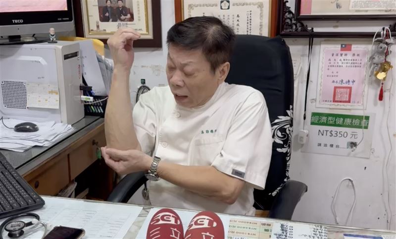 高大成說明，若因「失溫症」奪命，會造成遺體四肢關節處的屍斑均會呈現粉紅色。（圖／翻攝畫面）