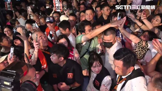 沈伯洋重回內湖737夜市,現場人潮驚人。(圖/翻攝畫面)