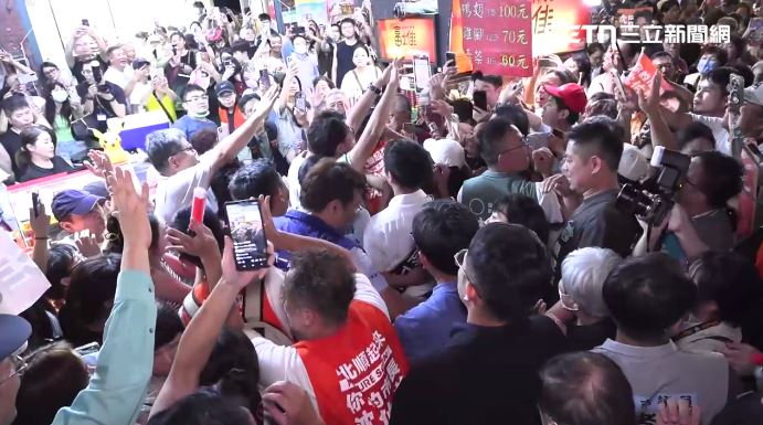 洋流席捲737夜市,有在地民眾表示前所未見。(圖/翻攝畫面)