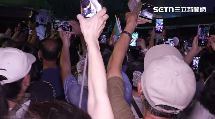 看到沈伯洋來了,不少民眾舉起手機拍攝。(圖/翻攝畫面)