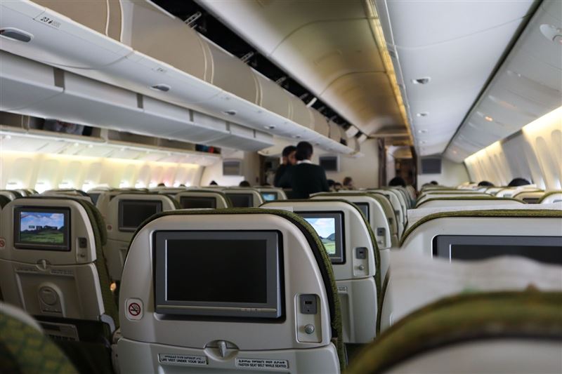 旅遊達人「傑西大叔」解答，空服員在飛機上噴灑的噴霧可能是航空用殺蟲劑，主要用於防止外來害蟲與傳染病隨航班跨國傳播