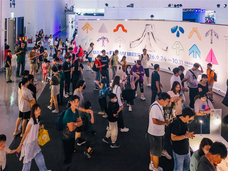 台灣設計展狂吸40.7萬人次!「城市之鏡」光影展演獲好評,市府增設標示優化交通動線。(圖/桃園市政府提供)
