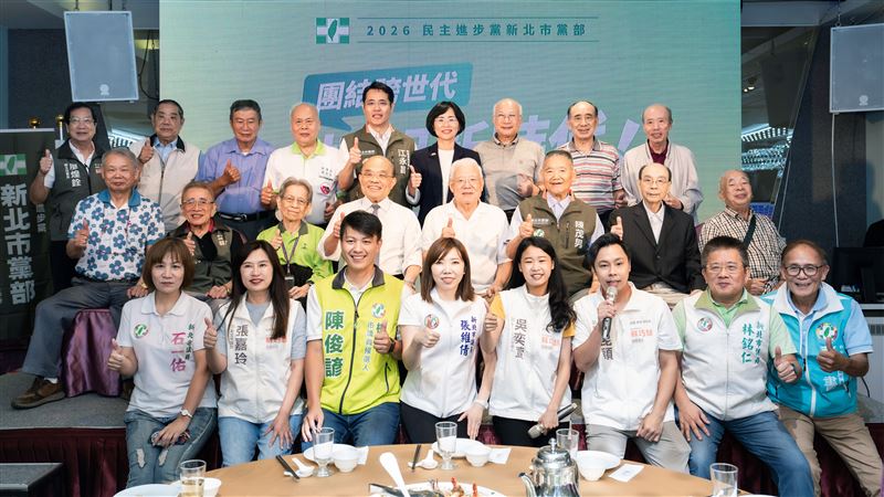 新北市黨部39週年慶暨資深黨員聯誼餐會，蘇巧慧、蘇貞昌和尤清同框合照，頗有傳承意味。（圖／蘇巧慧競辦提供)