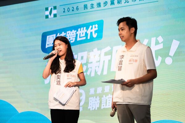 新北市黨部39週年慶暨資深黨員聯誼餐會，蘇巧慧（上排右4）、蘇貞昌（中排左4）和尤清（中排右4）等均出席。（圖／蘇巧慧競辦提供)