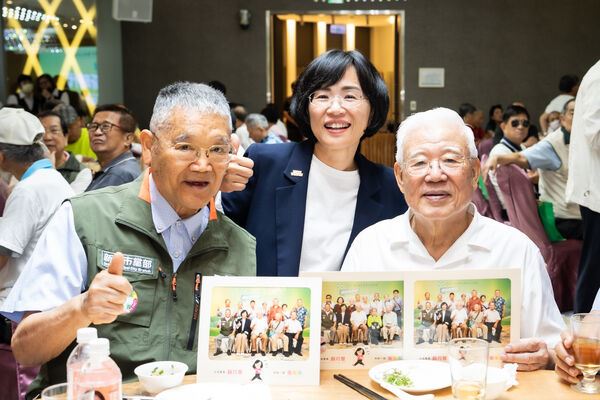 席間蘇巧慧像前縣長尤清請益，強調新北時代不只年輕人要打前鋒向前衝，她更需要前輩的經驗和指導，團結跨世代的力量，帶領新北市迎接新時代。（圖／蘇巧慧競辦提供)