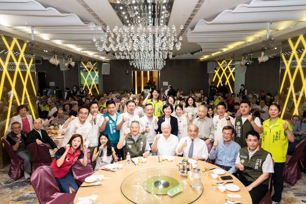 前縣長尤清同框蘇貞昌盛讚蘇巧慧，力挺「新時代最好的新北市長」。（圖／蘇巧慧競辦提供)