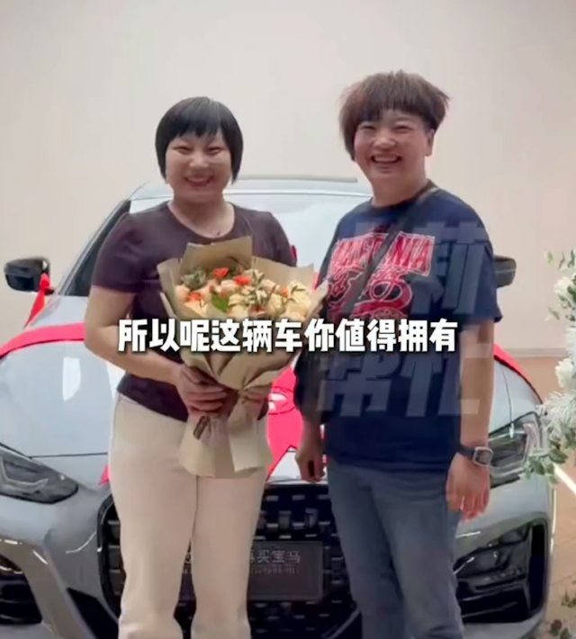 已羨慕!心疼員工騎電動車風吹雨淋,河南餐飲女老闆(右)送百萬BMW豪車。(圖/翻攝微博)