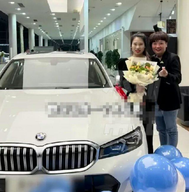 假開會真送車,優秀員工獲贈百萬BMW讓網友羨慕不已,直呼「神仙老闆」。(圖/翻攝微博)