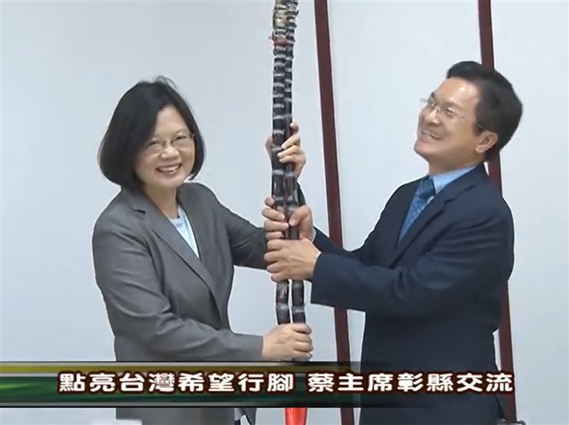 網友將此與蔡英文2015年獲贈甘蔗後，不僅高票當選更順利連任的過往進行對比。（圖／翻攝自YouTube-自彰化縣公益頻道）