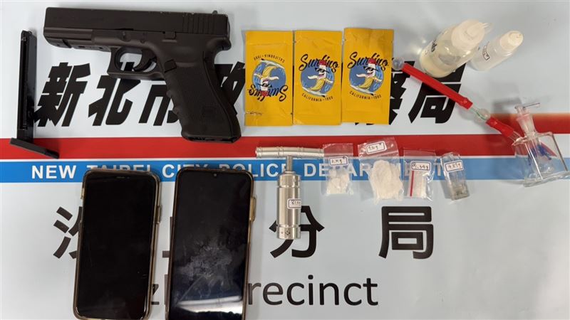 警方在車內搜出依托咪酯、安非他命、毒品咖啡包及空氣槍等違禁物。（圖／翻攝畫面）