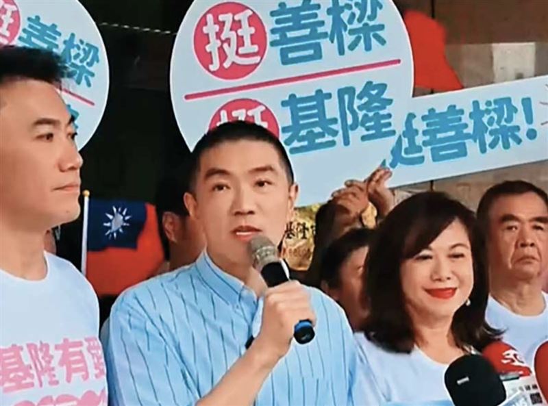基隆市長謝國樑於9月1日辦理登記拚連任,在選委會前發表參選宣言,現在卻爆出政金不分的爭議。(翻攝張家馨臉書)