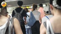 直擊！啦啦隊女神電眼發功　勾酷男回香閨
