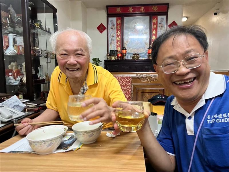 台中是前議員顏英男(左)卸任後仍熱心鄉里,擔任市政顧問。(圖/家屬提供)