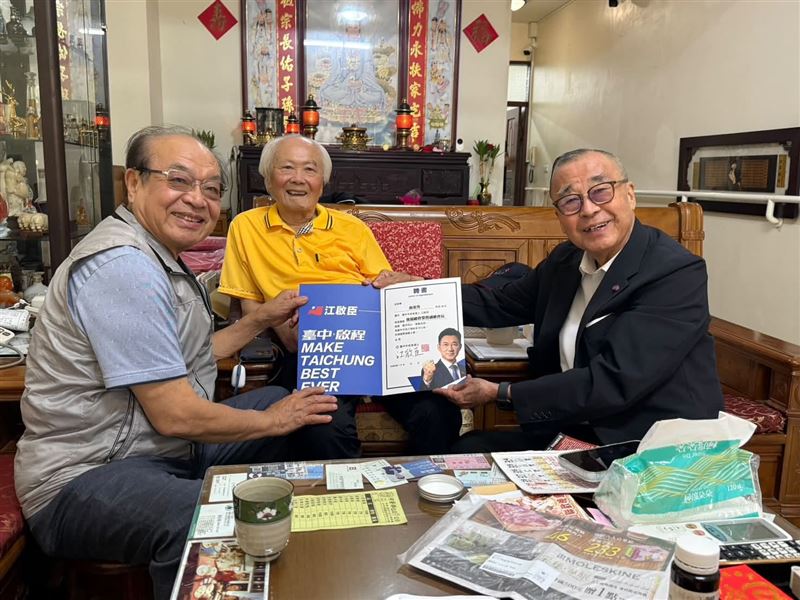 前議員顏英男(中)近日才在建國市場落成十週年時出席活動曝光,未料不到半個月卻傳出病逝消息。(圖/家屬臉書)