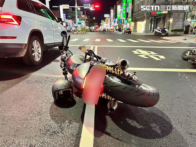 台南陳姓警官酒駕騎機車上路,追撞停等紅燈重機騎士,遭自家人送辦。(圖/翻攝畫面)