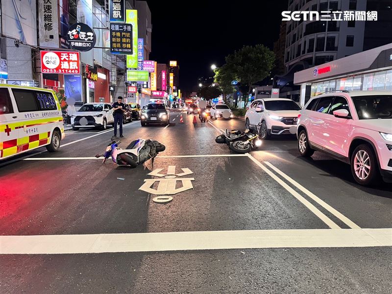 東區中華東路與崇信街口發生機車追撞意外。(圖/翻攝畫面)