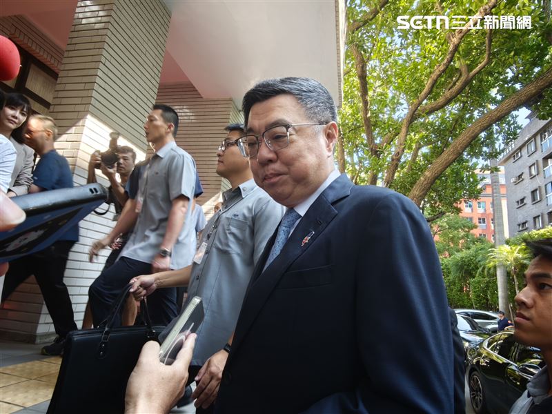 卓榮泰上午赴立法院進行施政報告前受訪。(圖/記者盧素梅攝影)