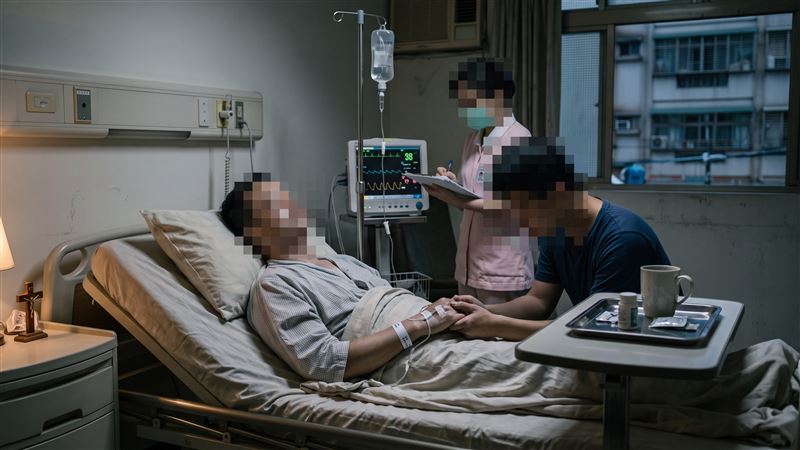 父親因賭博敗光房產離家出走,30多年來拋家棄子,他的長子臨終前還表明「死也不讓他身後的東西給爸爸」。(示意圖/AI製圖)