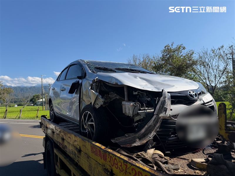 苗栗縣一對黃昏戀情侶開車出遊,67歲女駕駛返程途中恍神,自撞路樹翻車。(圖/翻攝畫面)