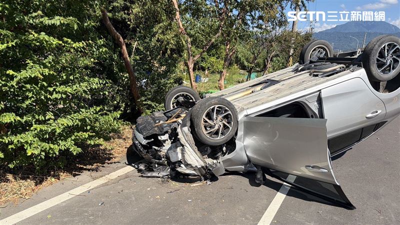 苗栗縣一對黃昏戀情侶開車出遊,67歲女駕駛返程途中恍神,自撞路樹翻車。(圖/翻攝畫面)