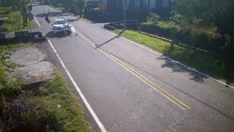 女子騎車上班途中行經永樂路63巷口時,與魏姓男子駕駛的白色小客車發生碰撞,薛女被撞飛約30多公尺。(圖/翻攝畫面)