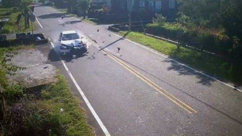 女子騎車上班途中行經永樂路63巷口時,與魏姓男子駕駛的白色小客車發生碰撞,薛女被撞飛約30多公尺。(圖/翻攝畫面)