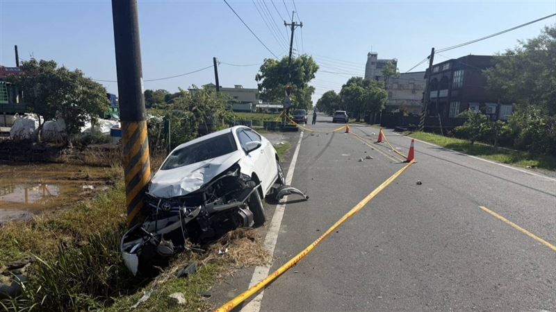 轎車車頭卡著機車持續爆衝,直到撞上電線杆才停下。(圖/翻攝畫面)