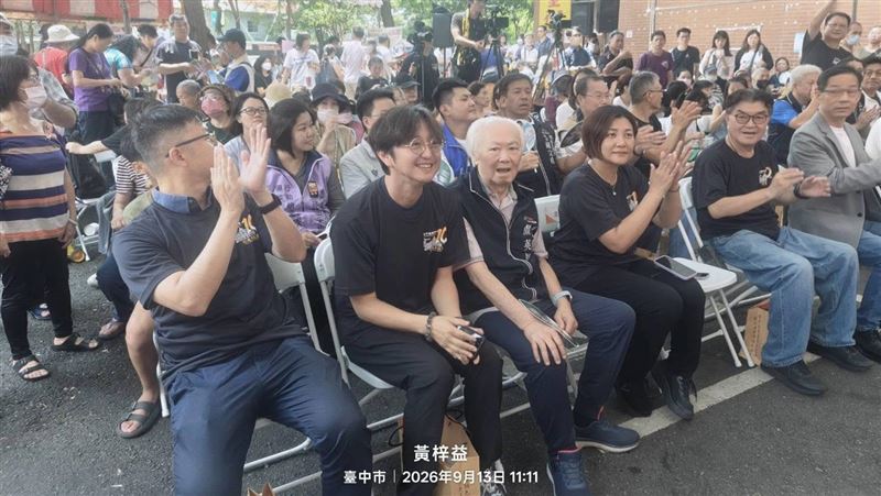 顏英男(第一排左3)13日出席建國市場遷址10週年活動。(圖/翻攝官典臉書)