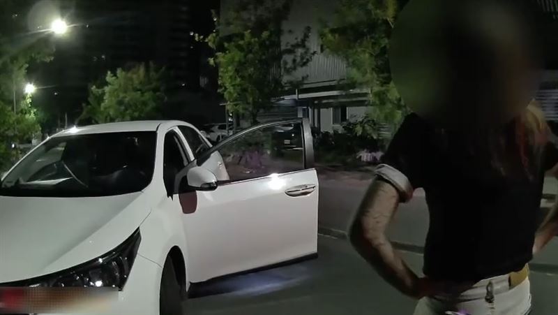 吳女下車後原本警方要詢問車禍發生經過,但車內竟飄出「K味」,讓警方如臨大敵。(圖/翻攝畫面)