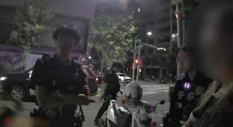 警方告知吳女要進行附帶搜索。(圖/翻攝畫面)