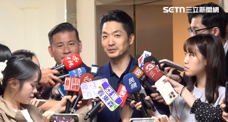 「丟甘蔗」讓宮廟好難過,蔣萬安今天道歉認了疏忽,「真的有夠歹勢」(圖/翻攝畫面)