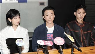 懷秋化身霸道總裁　他認了：有在床上拍戲
