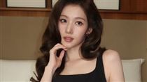 TWICE Sana現身米蘭　黑洋裝美照引熱議