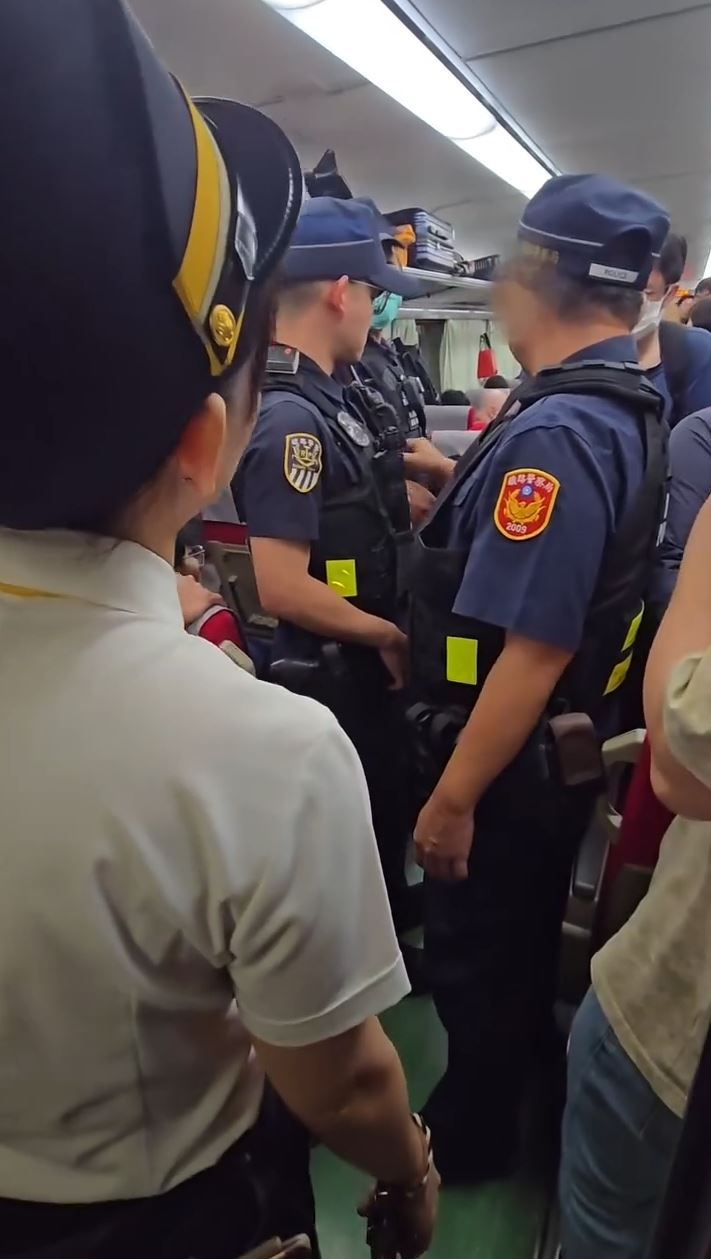 中秋連假最後一天,一名女子逃票搭自強號,還在車廂內抽菸,遭台鐵解除運送契約。(圖/翻攝自三鐵情報社臉書)