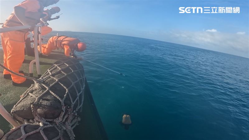 澎湖縣內垵南0.4浬海域,今天(29日)上午一艘漁船在海上有人員呼救。(圖/翻攝畫面)