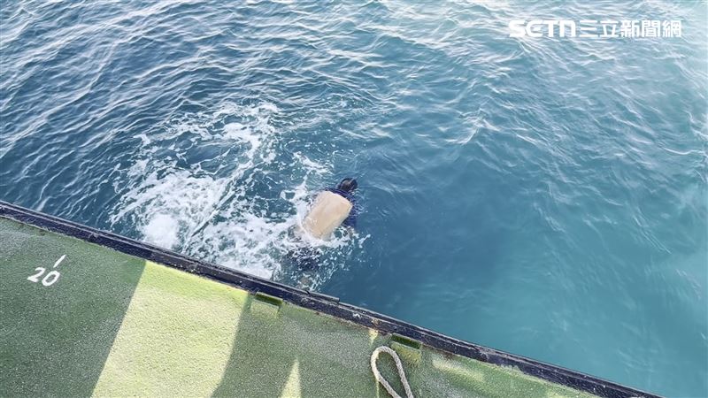 海巡人員於7時55分成功將落海的船長救起。(圖/翻攝畫面)