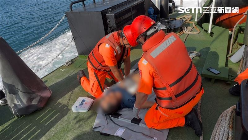 當下落水船長已呈現昏迷狀態,海巡人員隨即實施心肺復甦術(CPR)進行搶救。(圖/翻攝畫面)