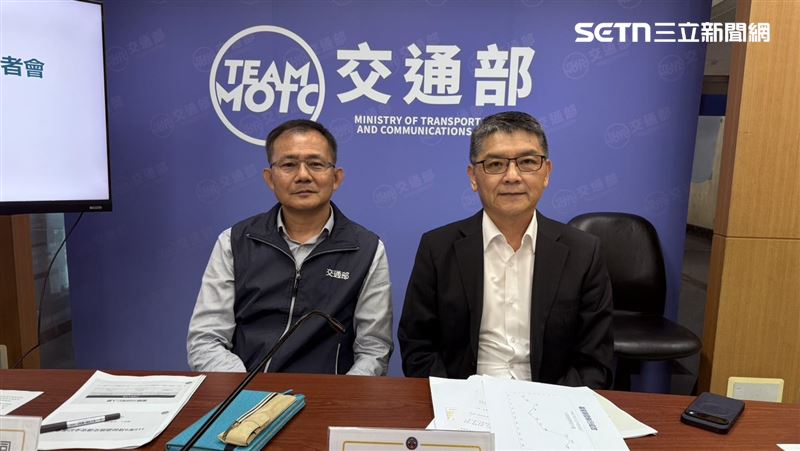 交通部今舉行9月份道路交通安全記者會,路政及道安司吳東凌(左)、內政部警政署交通組陳其鋒科長(右)。(圖/記者李育道攝影)
