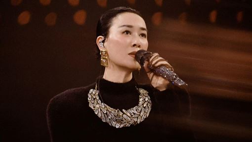 那英追悼劉歡！演唱會突加歌獻唱要被罰了