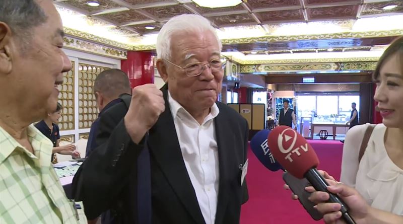 前台北縣長尤清出席民進黨40創黨暨建黨黨員聯誼餐敘時受訪(圖/翻攝畫面)