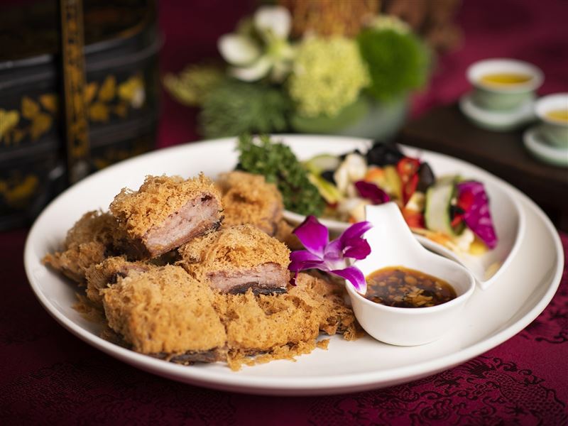 北投麗禧工序繁複的手路菜「手做荔芋香酥鴨」，以大甲綿滑芋泥與去骨嫩鴨交織出外酥內嫩的絕妙口感。（圖／飯店旅宿業者提供）